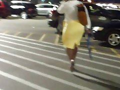 Pinggul lebar, milf ketat rok kuning.