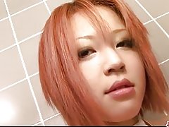 Redhead ketat dan busty sayang vagina cumbuan di kamar mandi