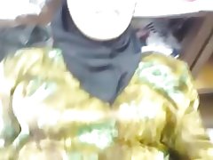 Istri, sementara toko terbuka