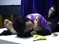 Cina milf menyembah laki-laki kaki