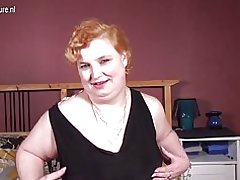 Nenek amatir besar dengan mainan favorit hitam