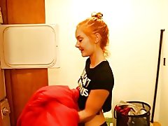 Remaja membersihkan penis Anda