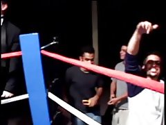 Pelacur ayam-gila bergabung dengan kontes mengisap