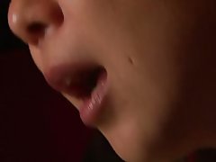 Dua gadis dan seorang pria fuck sementara orang lain menonton